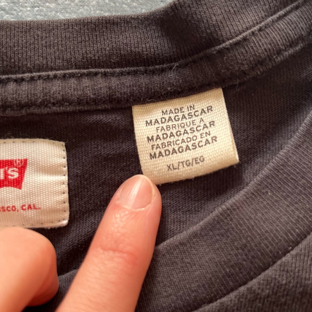 Levi's Black Tee w’ Rainbow Size XL - Picture 4 of 9